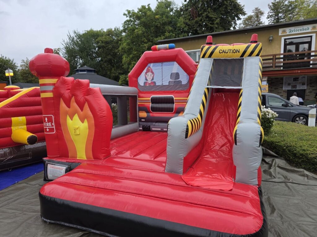 Feuerwehrhüpfburg mit Rutsche